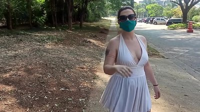 Nudité publique : une fille de Russie essaie de se déshabiller dans les rues de Rio de Janeiro. Elle a failli être arrêtée.