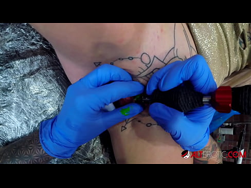 ❤️ Sully Savage, une chaudasse extrêmement tatouée, s'est fait tatouer le clitoris. ❤️ Vidéo anal at porn fr.taxiklass.ru
